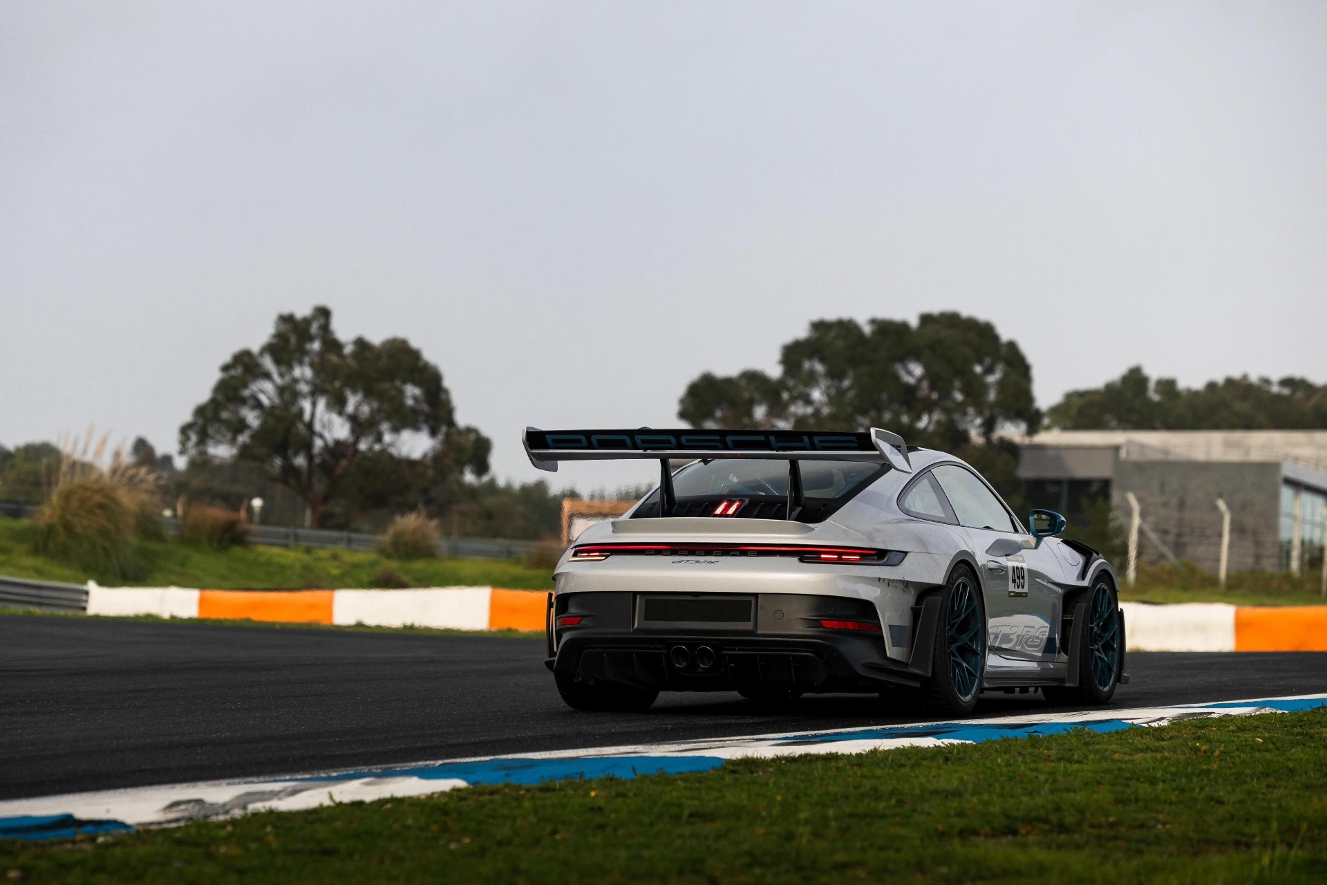 GT3 RS Frontalansicht Strecke