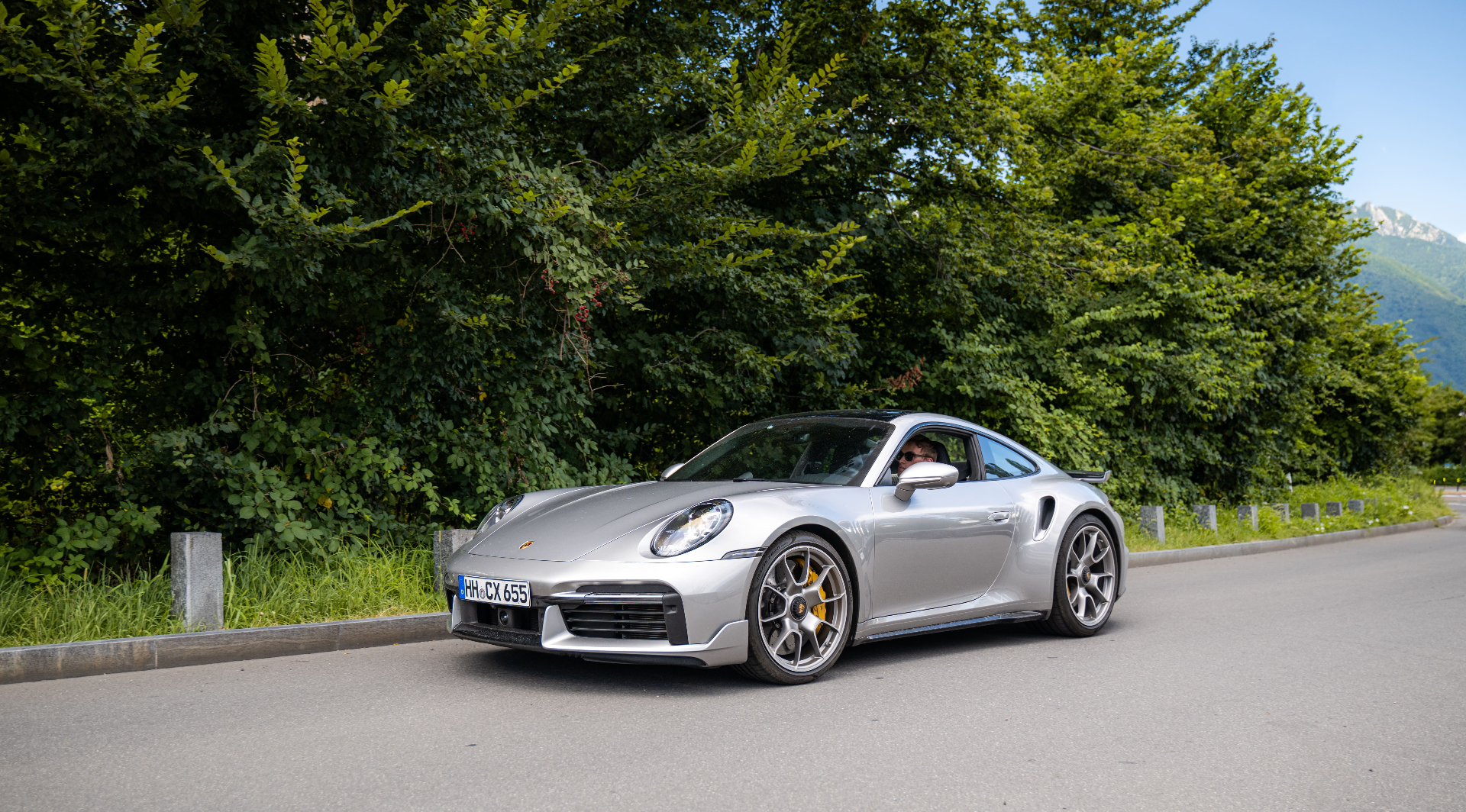 Porsche 992 Turbo S vor Bergpanorama